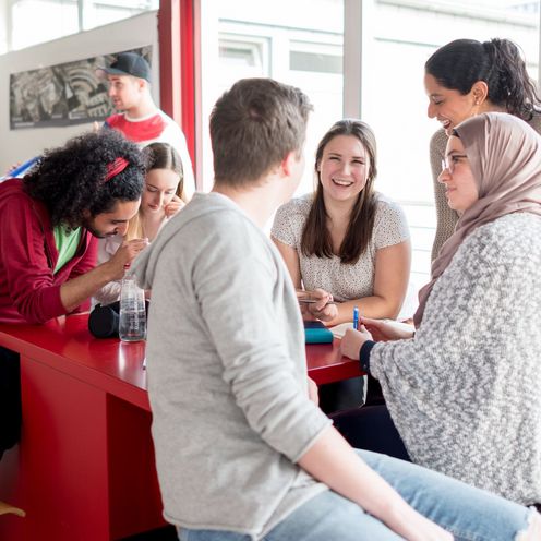 Studierende am Tisch 