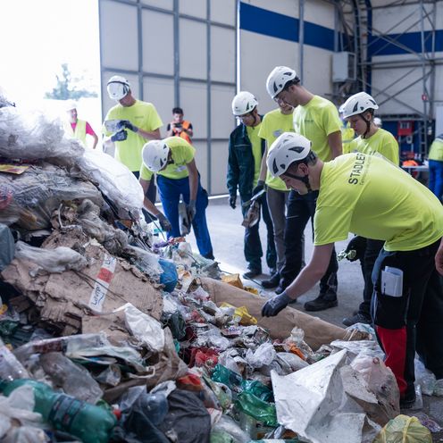Studierende aus dem deutschsprachigen Raum im STADLER Test- und Innovationszentrum in Krsko, Slowenien bei der STADLER Summer School Foto: STADLER