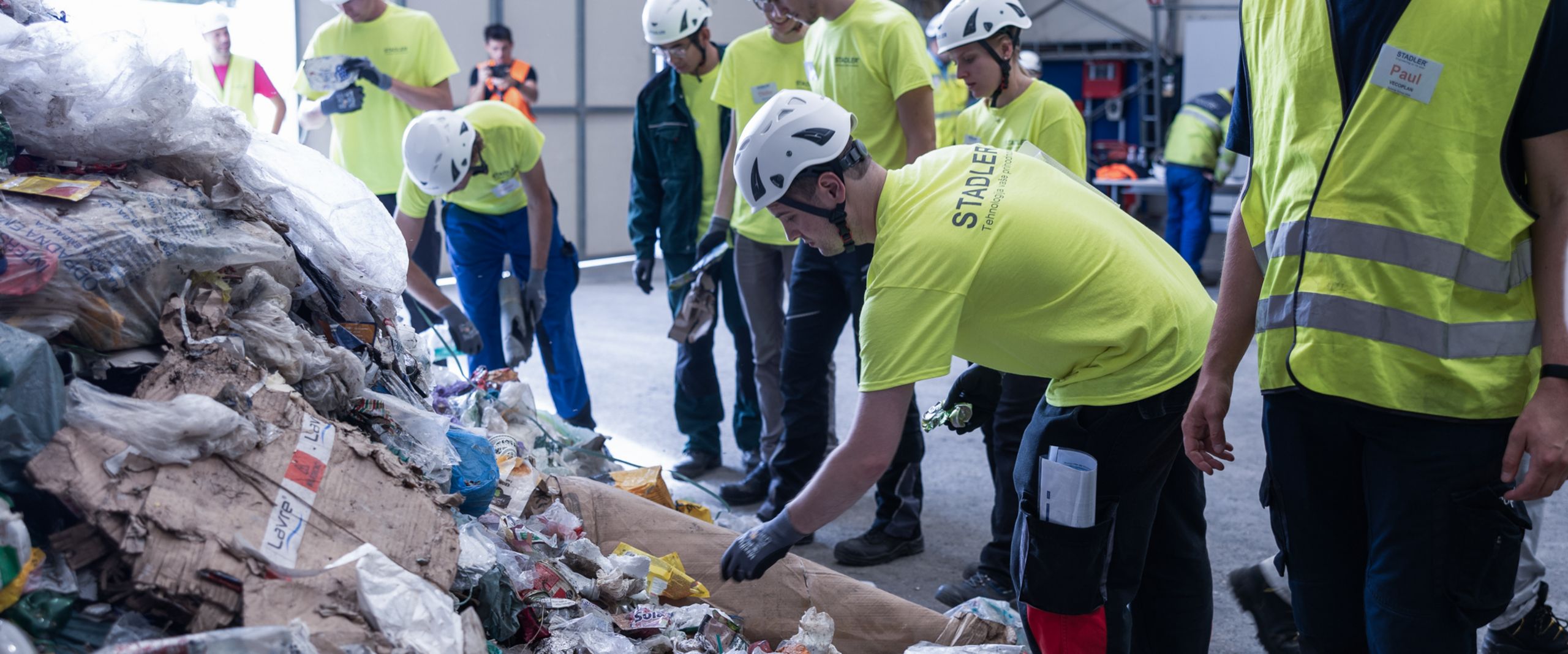 Studierende aus dem deutschsprachigen Raum im STADLER Test- und Innovationszentrum in Krsko, Slowenien bei der STADLER Summer School Foto: STADLER Studierende aus dem deutschsprachigen Raum im STADLER Test- und Innovationszentrum in Krsko, Slowenien bei der STADLER Summer School Foto: STADLER