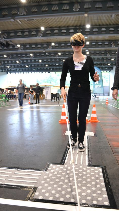 Blindenparcour im Einsatz mit 1 Person (Foto @HSB) Bild Blindenparcours mit 1 Person