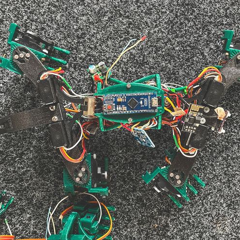 Das Bild zeigt einen Laufroboter an einer vertikalen Wand.