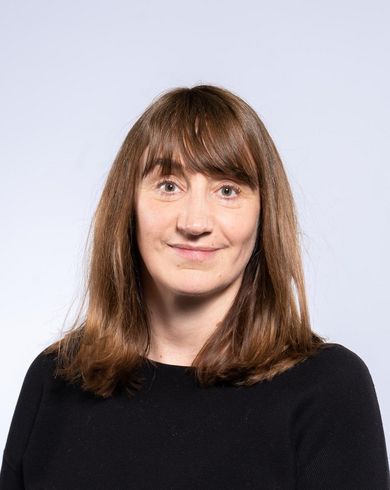 Marlene Schwegmann Auf dem Bild ist Marlene Schwegmann zu sehen. Sie trägt schulterlanges braunes Haar und einen schwarzen Pullover.
