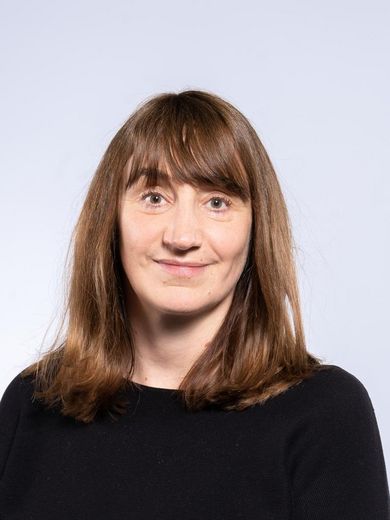 Auf dem Bild ist Marlene Schwegmann zu sehen. Sie trägt schulterlanges braunes Haar und einen schwarzen Pullover.
