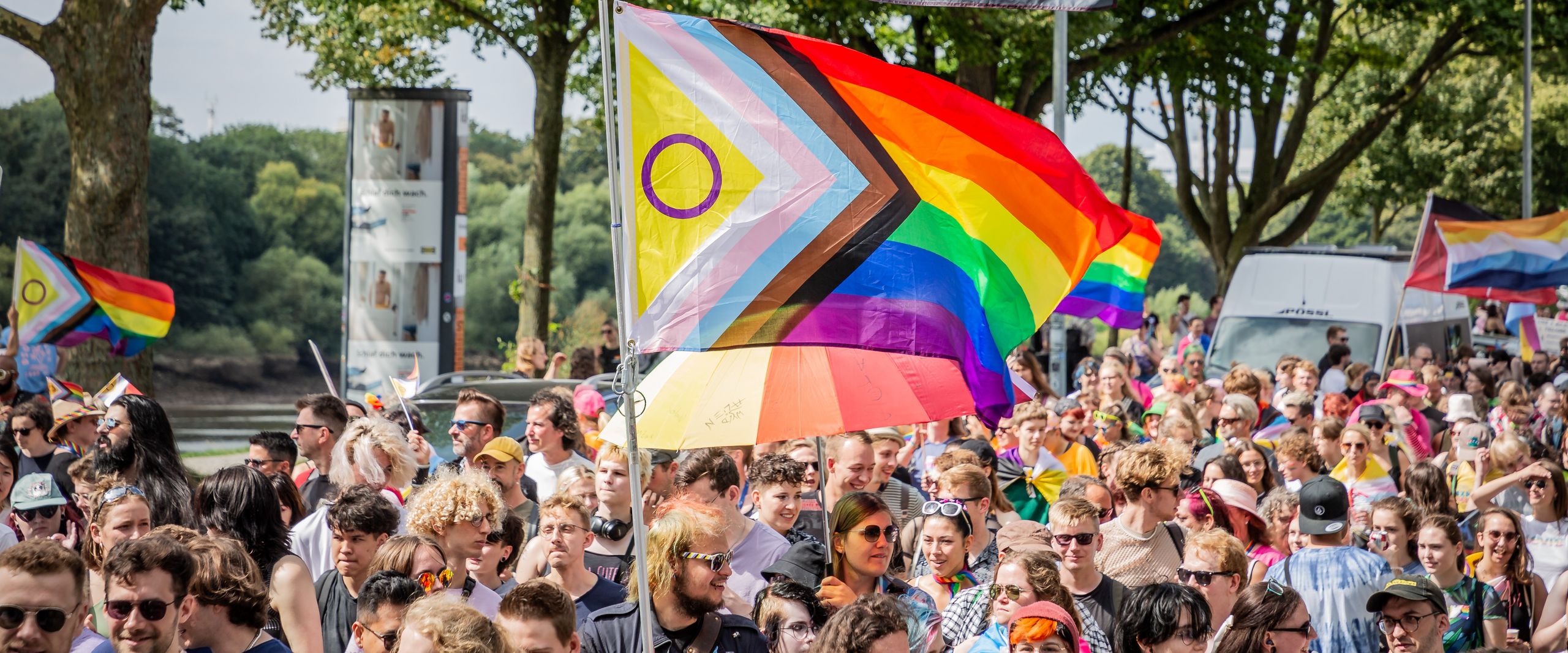 CSD Parade 2024 Viele Menschen auf der CSD Parade 2024 mit LGBTQIA-Flagge