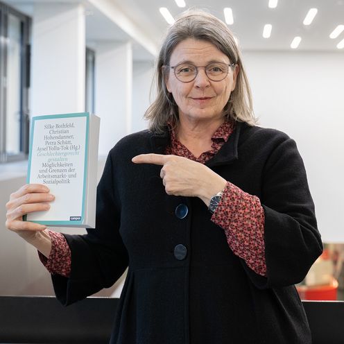 Prof. Dr. Silke Bothfeld die auf Ihre Publikation zeigt Publikationen 