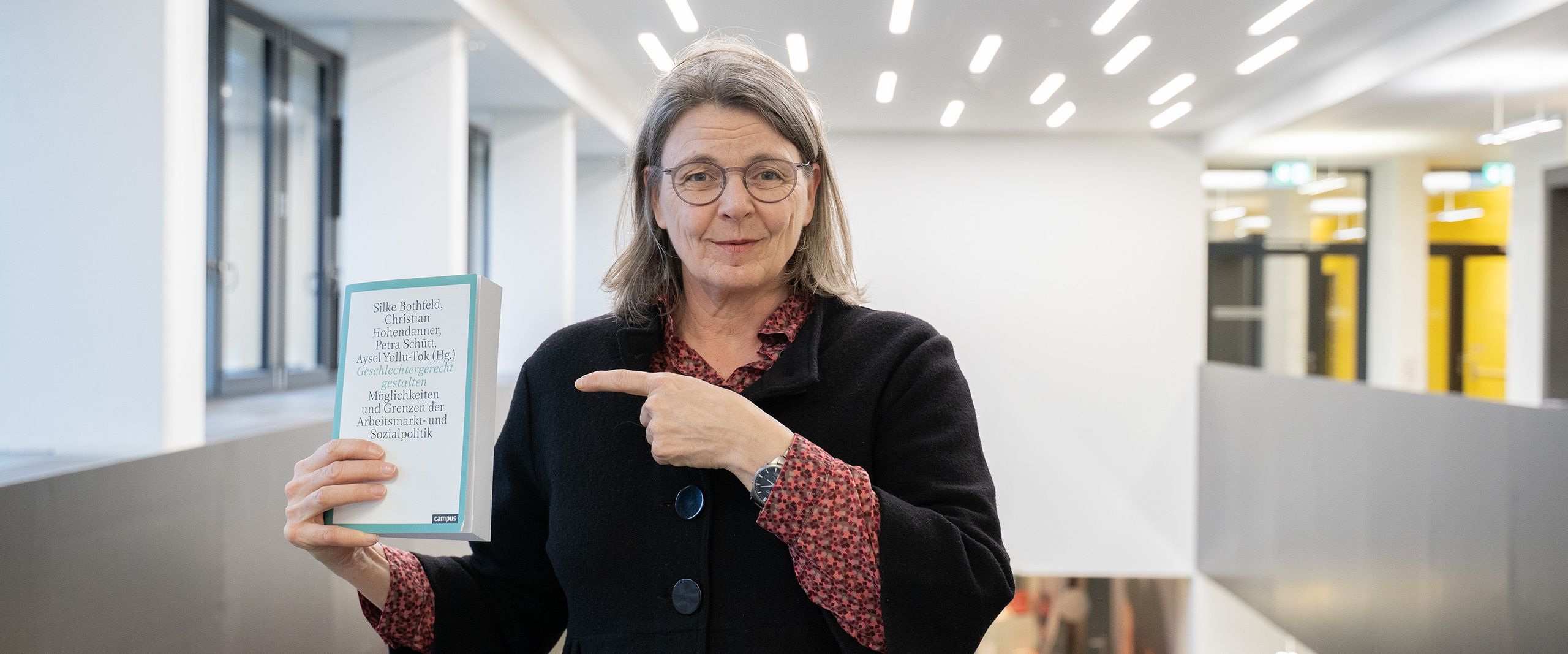 Prof. Dr. Silke Bothfeld die auf Ihre Publikation zeigt Publikationen 