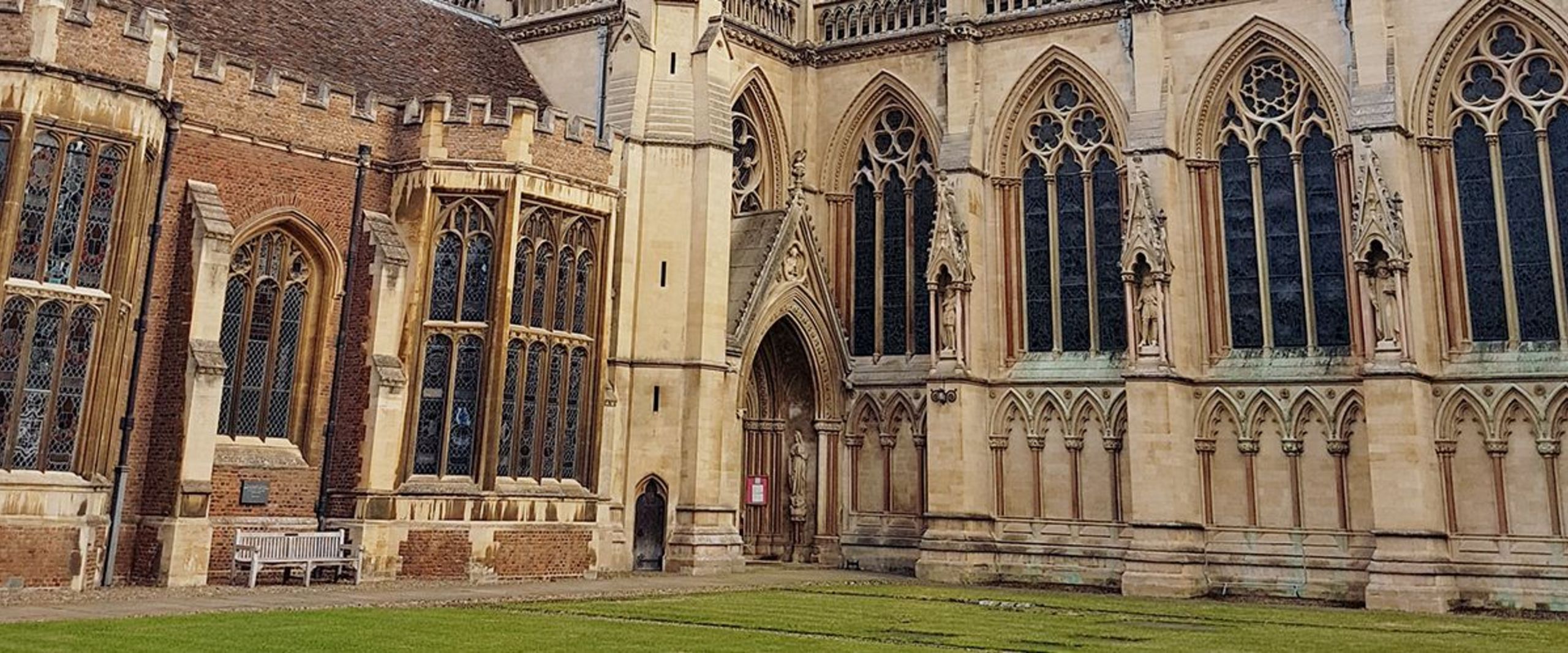 Blick auf einen historischen Teil der Gebäude des St John’s College, University of Cambridge im gotischen Stil.