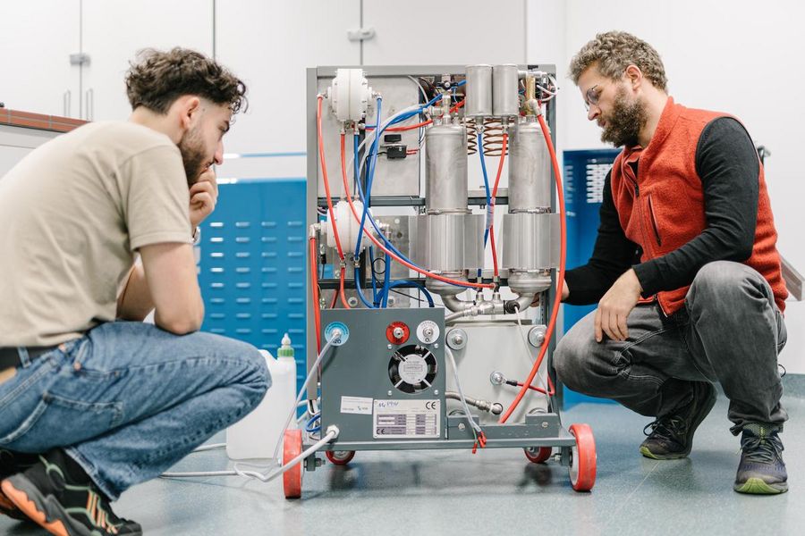 Energetik A student and a professor carry out practical experiments on the subject of hydrogen