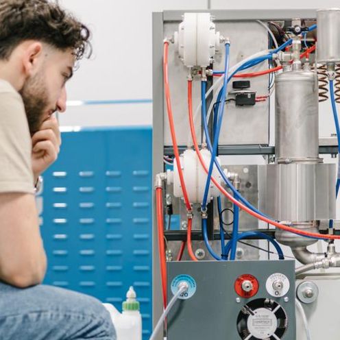 Ein Studierender und ein Professor f&uuml;hren praktische Versuche zum Thema Wasserstoff durch