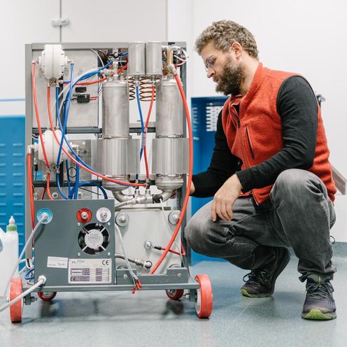 Ein Studierender und ein Professor f&uuml;hren praktische Versuche zum Thema Wasserstoff durch