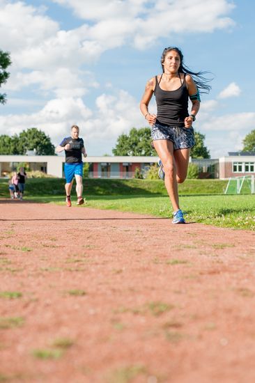 L&auml;uferinnen sprinten auf der Strecke.