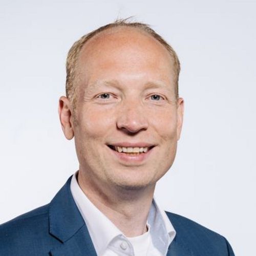 Prof. von der Brelie l&auml;chelt freundlich in die Kamera