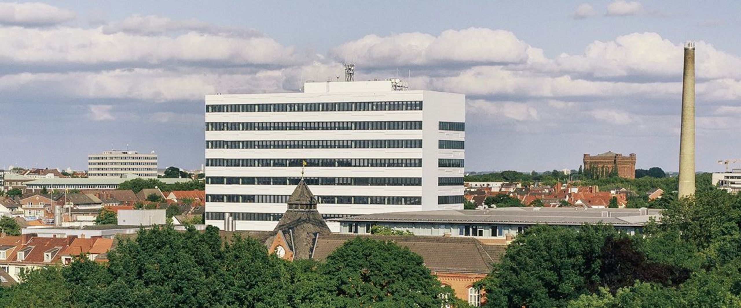 HSB-Gebäude weißes Hochhaus im Grünen