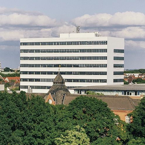 HSB-Geb&auml;ude wei&szlig;es Hochhaus im Gr&uuml;nen
