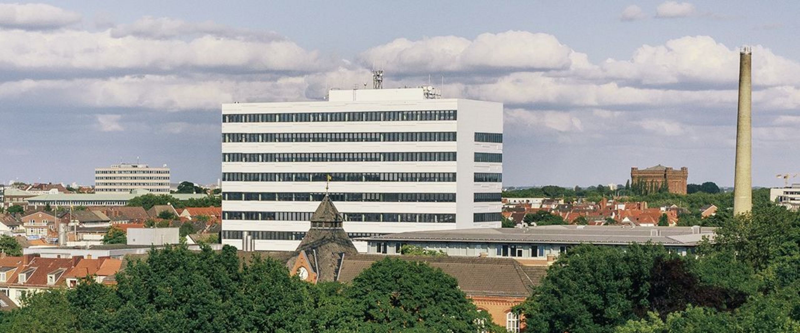 HSB-Gebäude weißes Hochhaus im Grünen