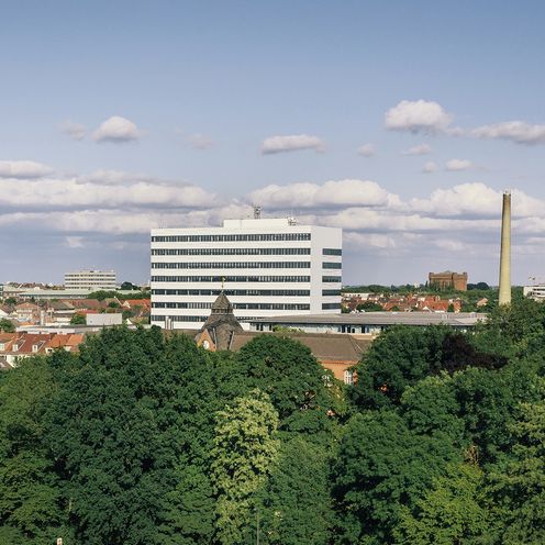 HSB-Geb&auml;ude wei&szlig;es Hochhaus im Gr&uuml;nen