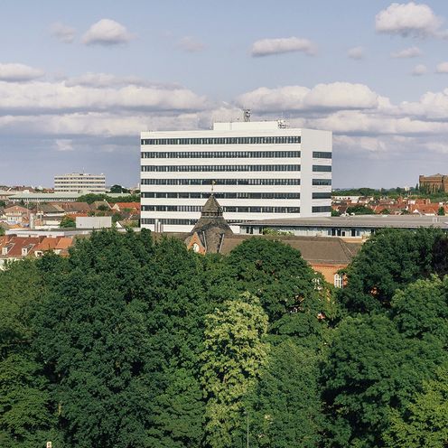 HSB-Geb&auml;ude wei&szlig;es Hochhaus im Gr&uuml;nen