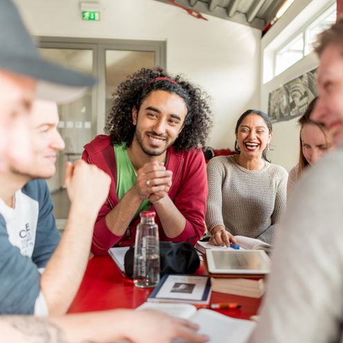 Eine Gruppe Studierender sitzt an einem Tisch und lernt gemeinsam.