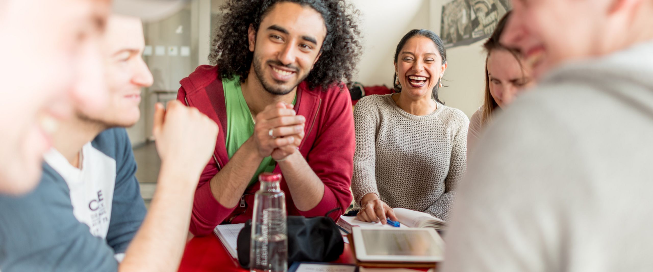 Lerngruppe Eine Gruppe Studierender sitzt an einem Tisch und lernt gemeinsam.