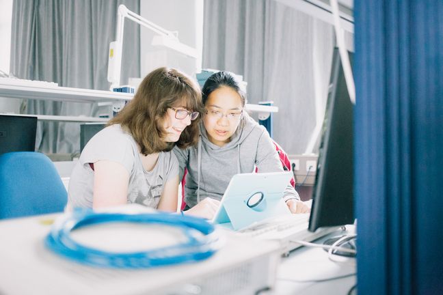 Zwei Studentinnen arbeiten an einem Laptop im Labor.