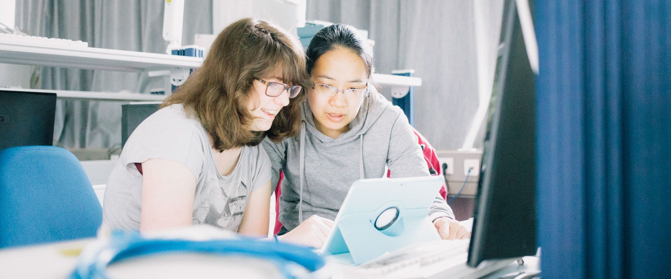 Zwei Studentinnen arbeiten an einem Laptop im Labor.