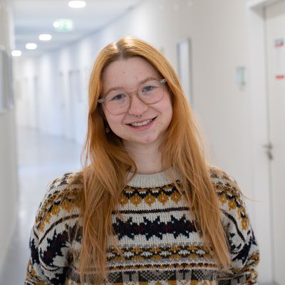 Auf dem Foto ist Sophie Köster zusehen. Sie hat rote Haare und trägt einen winterlichen Strickpullover.