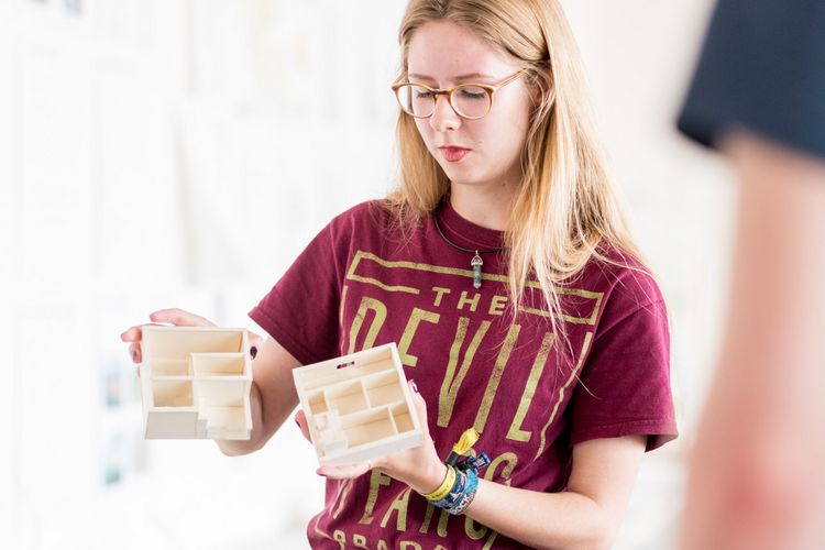 Studentin präsentiert Modelle eines Gebäudes Studentin präsentiert Modelle eines Gebäudes