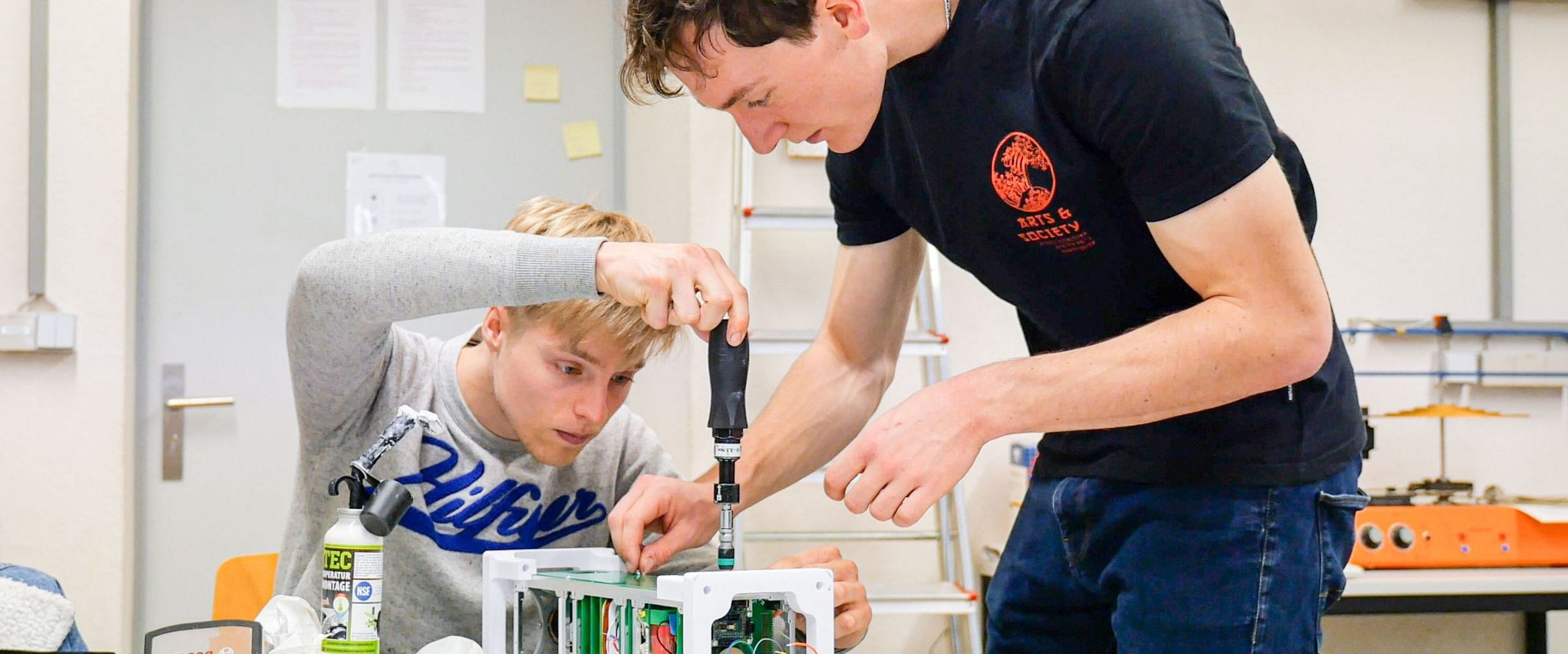 HSB-Studierende arbeiten als Teil ihres Studiums an ihren eigenen Satelliten