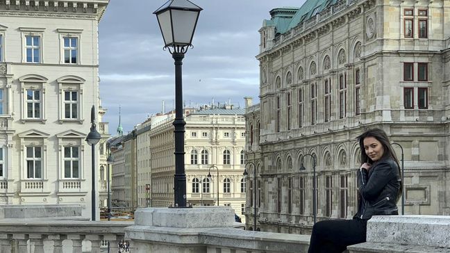 Viktoria I. Auslandssemester Studierende vor historischen Gebäuden