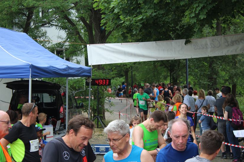 Mehrere Menschen auf der Laufstrecke. An der Seite ist ein Pavillon.