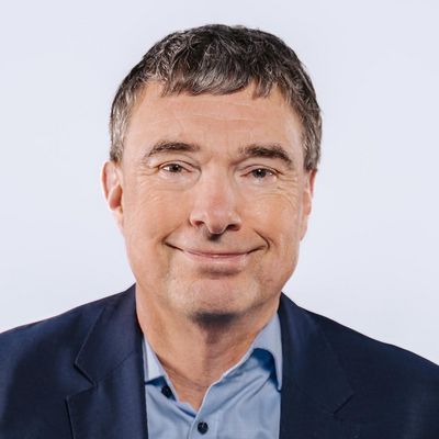 Jens Eschenbächer Auf dem Bild ist Jens Eschenbächer zusehen. Er hat kurze dunkle Haare und trägt ein hellblaues Hemd unter einem dunkelblauen Sakko.