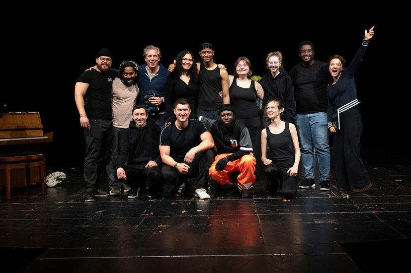Gruppenbild mit Männern und Frauen auf der Bühne