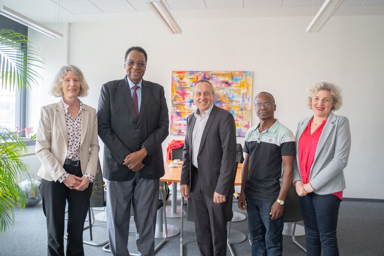 Kooperation in Tansania: Tansanische Delegation und Vertreter:innen der HSB Tansanische Delegation, zwei Männer, und Vertreter:innen der HSB, zwei Frauen, ein Mann.