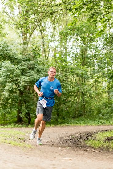 Ein Läufer rennt die Strecke entlang.