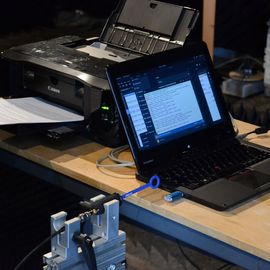 Tempestmessung Laptop mit magntischer Feldmesssonde welche an einem Roboterarm befestigt ist
