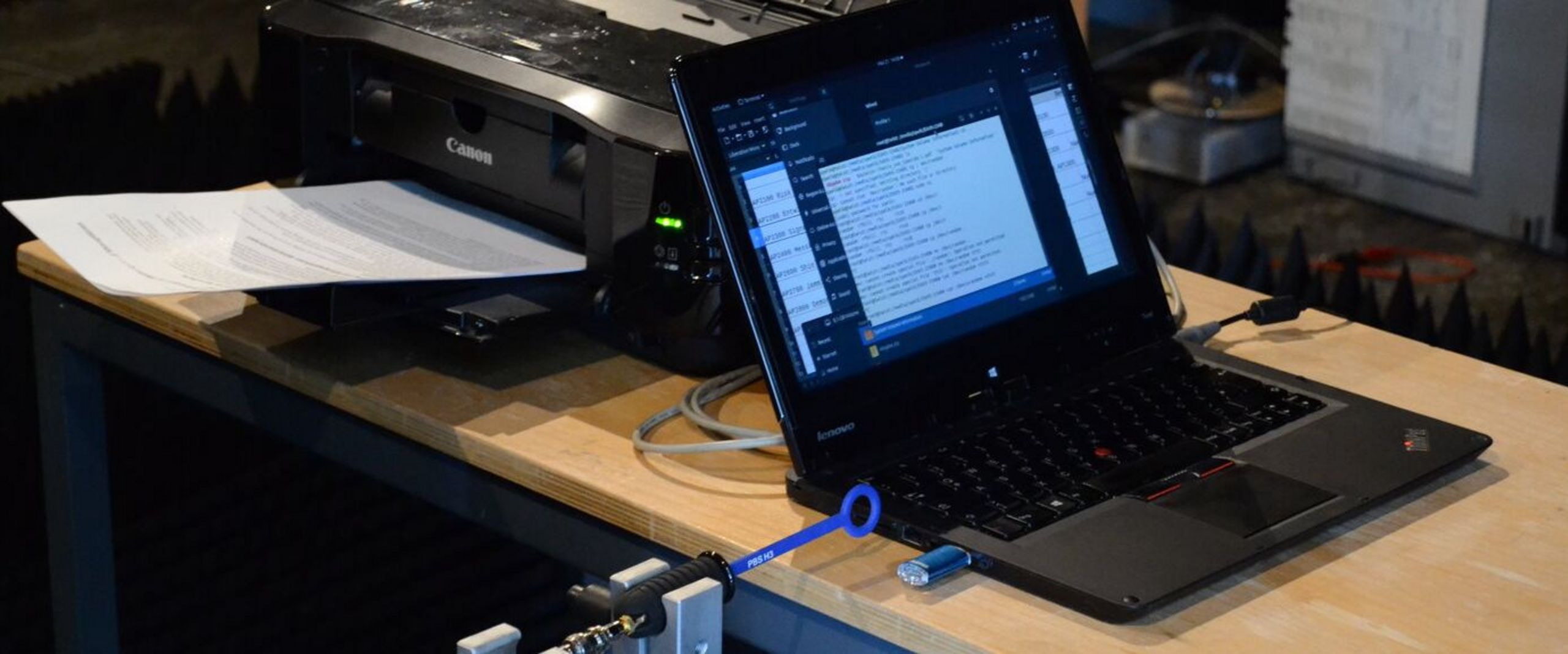 Laptop mit magntischer Feldmesssonde welche an einem Roboterarm befestigt ist