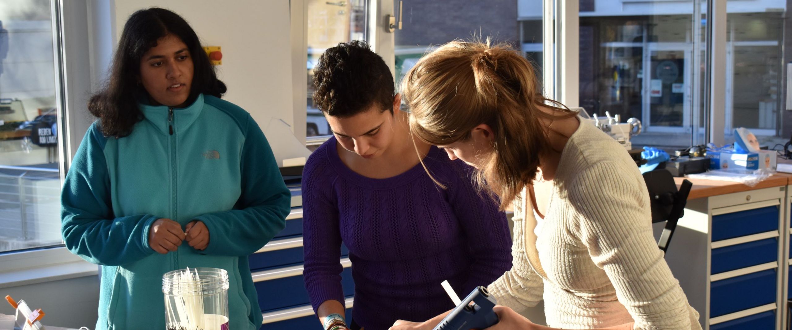 Freiraum@HSB Drei junge Frauen arbeiten an einem Werktisch.
