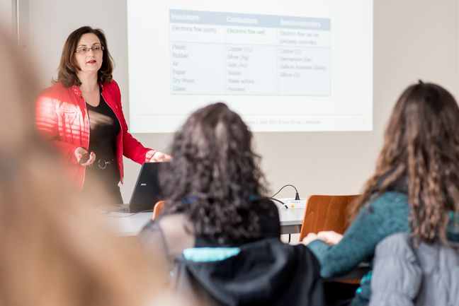 Prof. Dr.-Ing. Jasminka Matevska im Unterricht Prof. Dr.-Ing. Jasminka Matevska beim Unterricht im Hörsaal mit drei Studentinnen