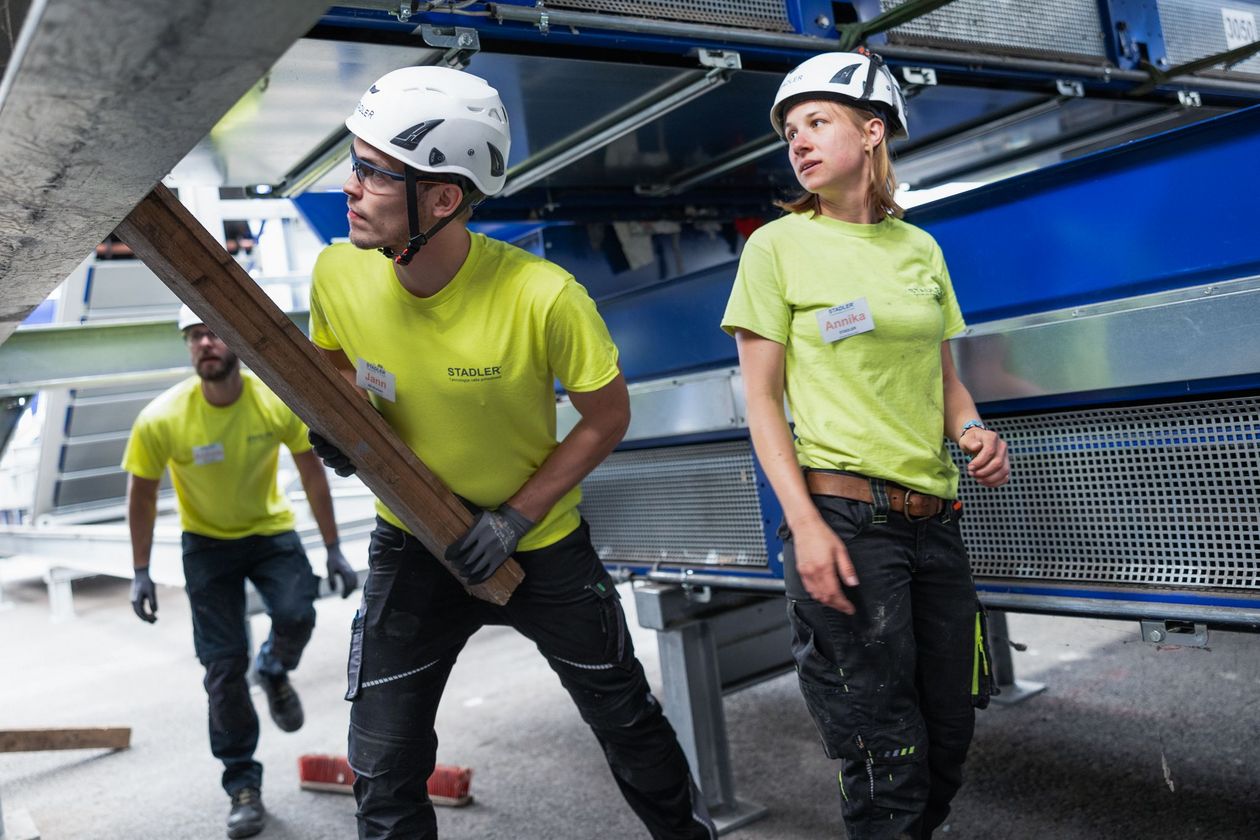 Studierende aus dem deutschsprachigen Raum im STADLER Test- und Innovationszentrum in Krsko, Slowenien bei der STADLER Summer School Foto: STADLER