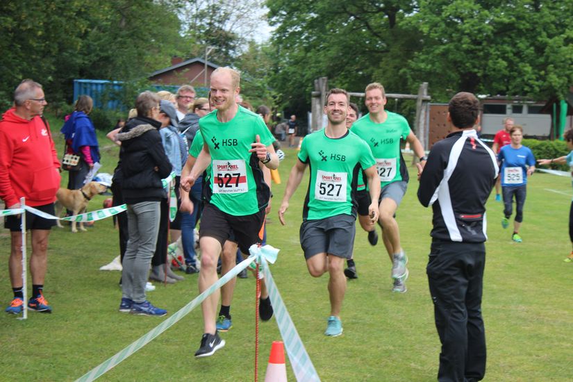 L&auml;ufer kurz vor dem Ziel. An der Seite stehen Zuschauer.