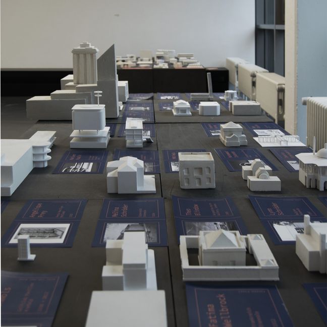 Gipsmodelle aus der Ausstellung "Architektur im internationalen Kontext"