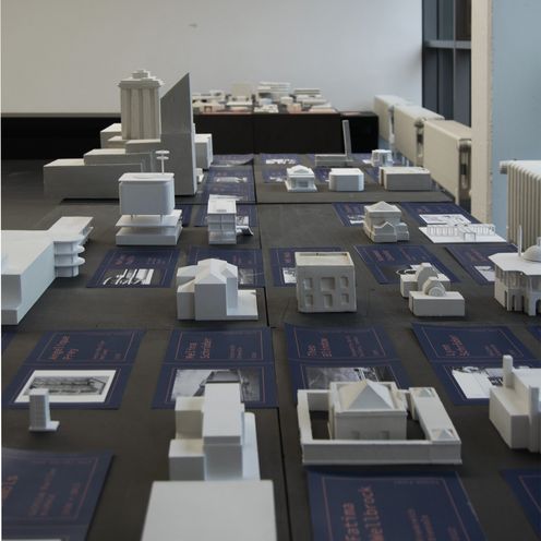 Gipsmodelle aus der Ausstellung "Architektur im internationalen Kontext"