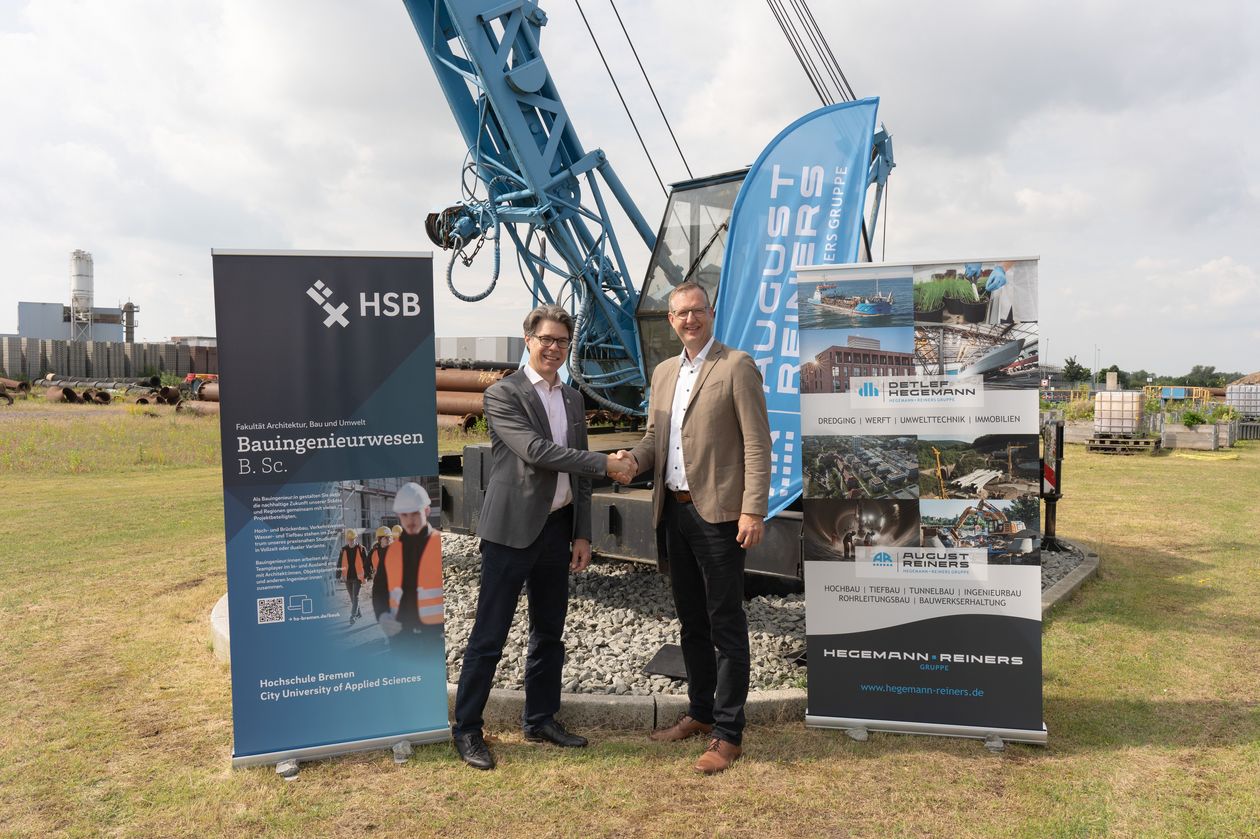 Zwei M&auml;nner stehen auf einem Feld