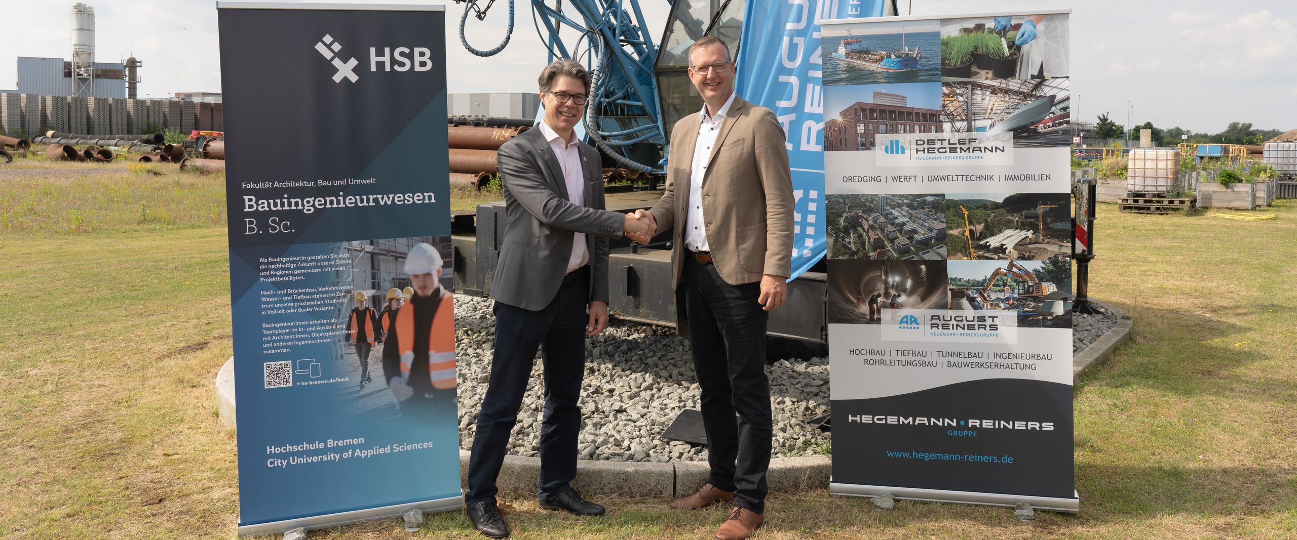 Zwei M&auml;nner stehen auf einem Feld