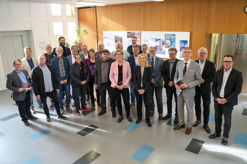 Gruppenbild mit Männern und Frauen