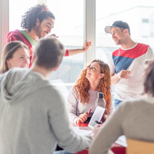 Junge Menschen unterhalten sich und lachen