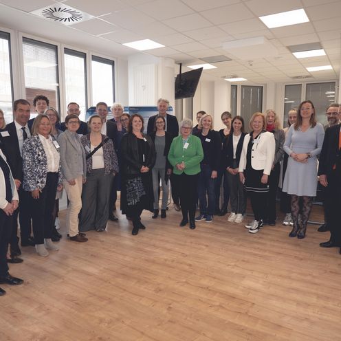 Gruppenbild mit M&auml;nnern und Frauen