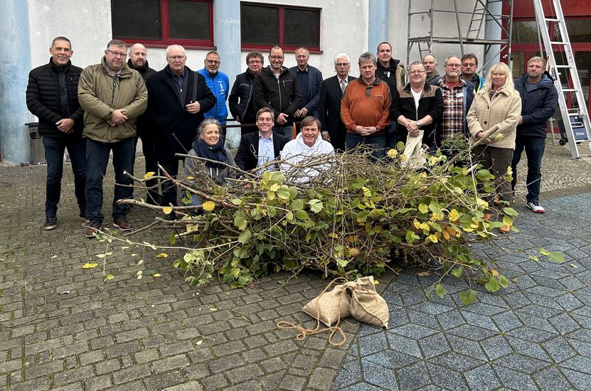 Praktiker-Tag für Sachsen-Anhalt in Staßfurt am 08.11.2025, Foto-11, Motiv: Gruppenbild Teilnehmer, 1.Reihe (v.r.n.l.): Prof. Dr. Thomas Klefoth (Projektleiter), Prof. Dr. Johannes Radinger (Gastdozent), Viola Lechle (Öffentlichkeitsarbeit & Moderation)