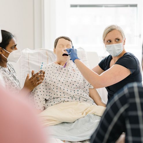 Studierende &uuml;ben mit Sondenkost, Stoma, Magensonde an einer Puppe