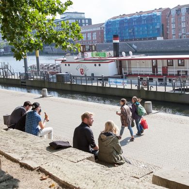 Personen bei gutem Wetter an der Schlachte/ Weser in Bremen
